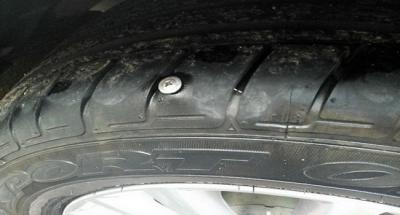 轮胎被钉子扎了补胎还是换胎，驾驶前要检查轮胎和车况